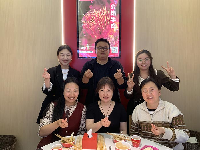 豐盛佳肴聚一堂，團(tuán)建聚餐喜氣洋洋。讓我們齊聚力量，砥礪前行！