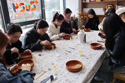 河南賽諾威全體女同事“甜蜜女神節(jié)，藝術(shù)DIY”活動慶祝3月8日女神節(jié)快樂！